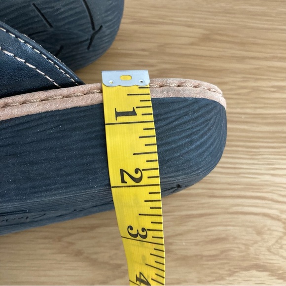 Clarks Size 11 Black Floral Thong Sandals - Picture 8 of 8